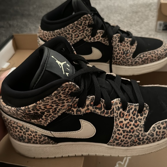 Women’s/Kids animal print Jordan 1 mid - Picture 3 of 4
